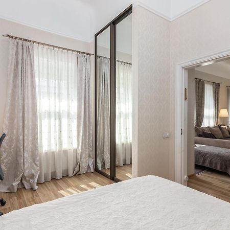 Elegant Apartment In Historical Centre & Free Locked Parking Riga Exteriör bild
