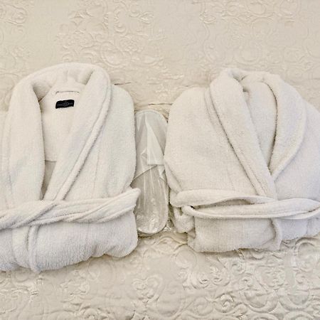 Elegant Apartment In Historical Centre & Free Locked Parking Riga Exteriör bild
