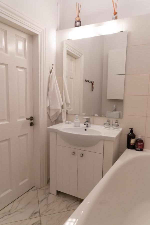 Elegant Apartment In Historical Centre & Free Locked Parking Riga Exteriör bild