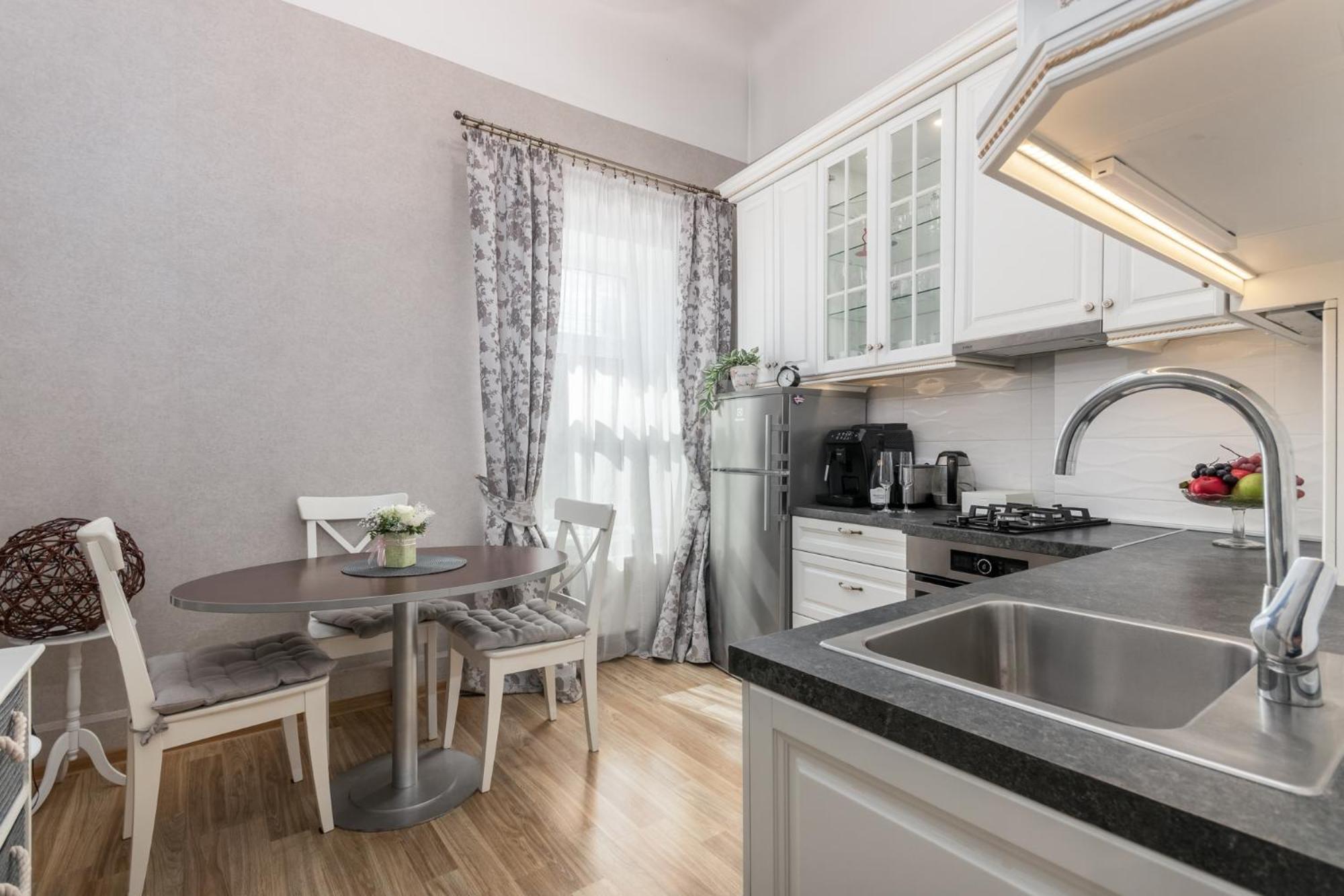 Elegant Apartment In Historical Centre & Free Locked Parking Riga Exteriör bild